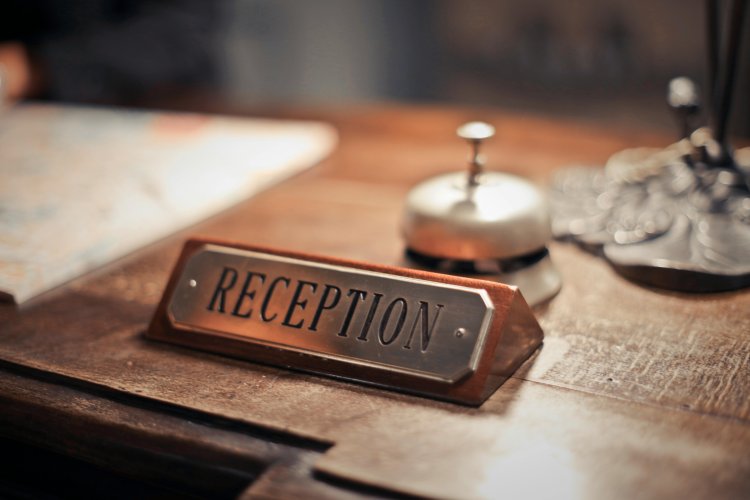 Éjszakai recepciós